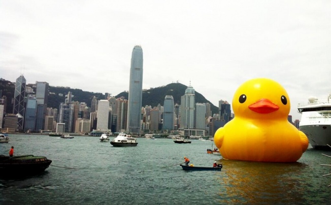 El submarino amarillo de Pai y Yakumo en el puerto Victoria de Hong Kong