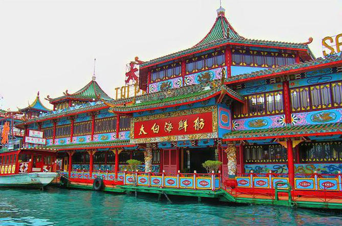 Restaurante flotante en el puerto de Hong Kong