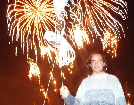 Nacho el tarotista celebrando el quinto aniversario de su consultorio con fuegos artificiales