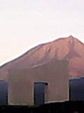 El volcán de Pico con el monumento a los balleneros