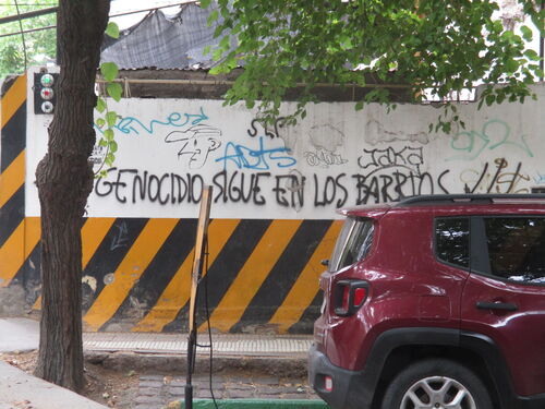 Pintada callejera denunciando que el genocidio sigue en los barrios