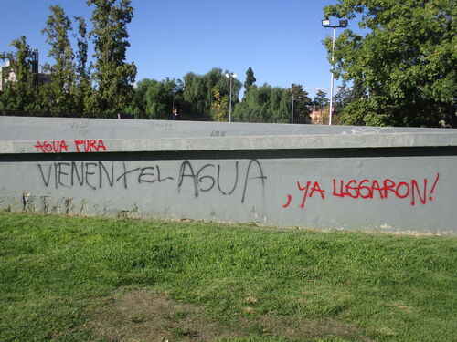 Grafiti denunciando que nos están robando el agua