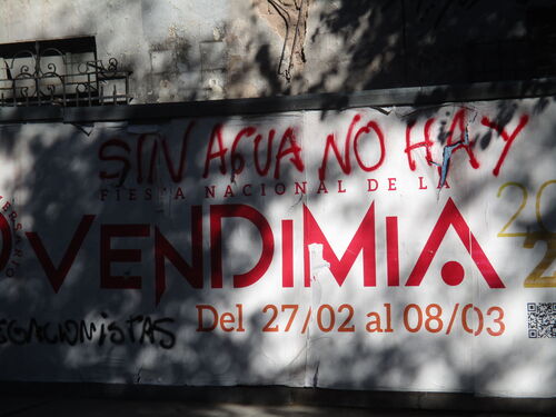 Grafiti callejero: sin agua no hay fiesta de la vendimia