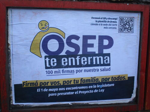 Cartel denunciando que la Obra Social de Empleados Públicos argentinos te enferma
