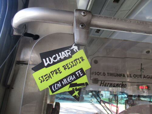Luchar, siempre resistir, con mucha fe; pegatina en autobús mendocino